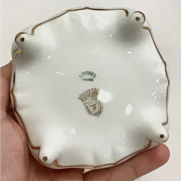 Charming White Gold & Black,Courting Couple Scene Square Footed Trinket Box - Picture 3 of 5